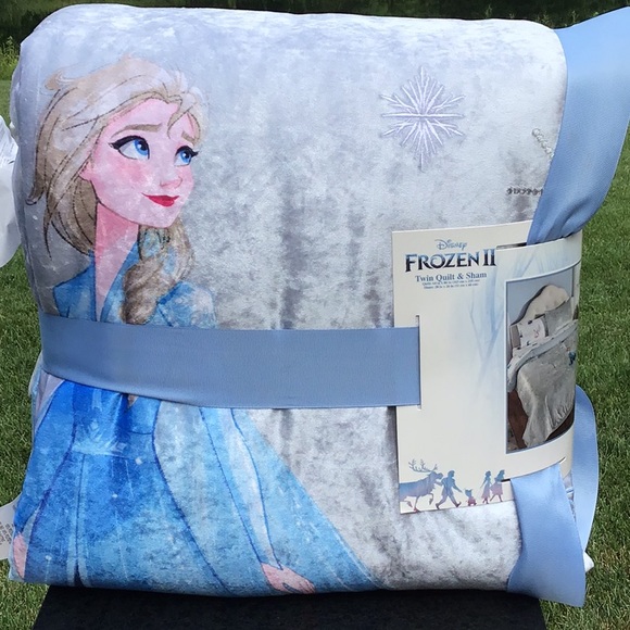 COPY - NWT Frozen II Twin Quilt/Sham